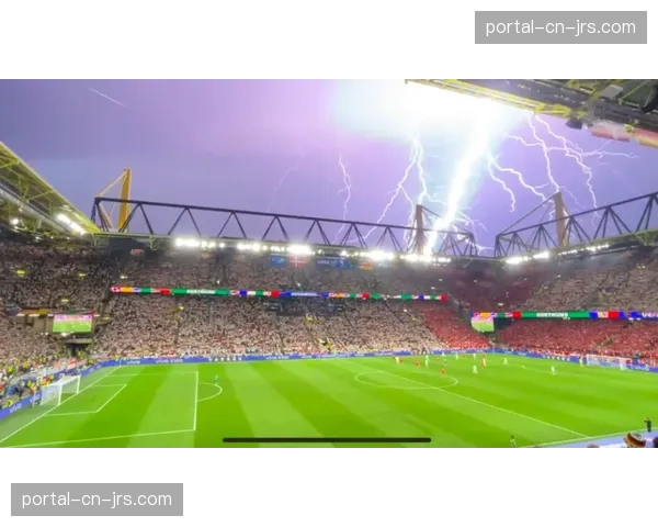 “为应对极端天气，欧冠引入新型球场顶棚开合与排水联动系统”