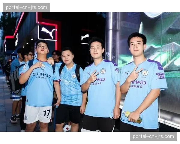 “英超奖杯巡展”活动抵达曼彻斯特,吸引数千球迷参观 “英超奖杯巡展”活动抵达曼彻斯特,吸引数千球迷参观